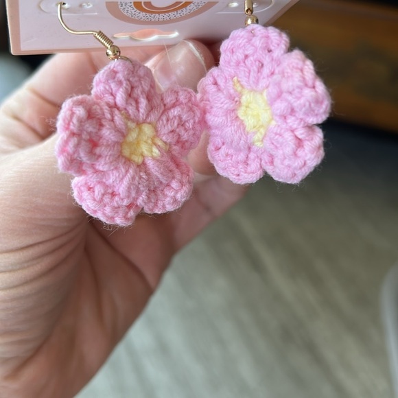 Pink flower crochet 🌸 earrings -perfect for this season, a festival, etc;!! - Picture 4 of 5